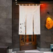 誕生日・記念日などの特別な日にも足を運べるお店。旬の食材で構成される『おまかせコース』の提供も可能です。苦手な食材などコースに対する要望・相談にも、親身に応じてくれます。