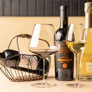 鉄板料理のパートナーとして欠かせないワイン。オススメのグラスワインに、ボトルワインも多数。約50種類ものワインを取り揃えているとか。ラインナップは来店時スタッフまで確認を。