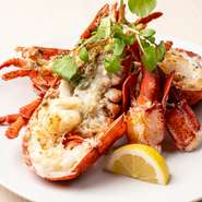 生け簀から水揚げされたオマール海老を、活きた状態から豪快に鉄板焼きに。鉄板料理の醍醐味である臨場感をたっぷりと楽しめる『活オマール海老焼き』は、ぜひオーダーいただきたい逸品です。