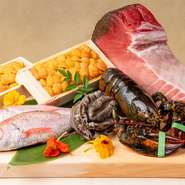 メインのお肉だけでなく、オマール海老に本まぐろ、あわび・生うに・のどぐろといった海の幸も良質なものをセレクト。アラカルトとして、広島ならではの名物料理を楽しめることも【鉄板料理　かえる】の魅力です。