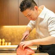 カウンターを隔てた料理人との距離感は、鉄板料理ならではの醍醐味。ゲストとの距離も近いことから、クリーンな空間づくりを意識。より快適に食事を楽しめるお店づくりを日々心掛けています。