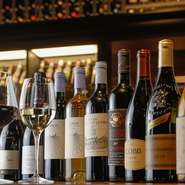 イタリアンには欠かせない存在であるワイン。イタリアのオーガニックなワインを中心に、100種類以上のワインを用意。グラスで気軽に楽しめるシェフオススメのワインもあるので、オーダー時はぜひチェックを。