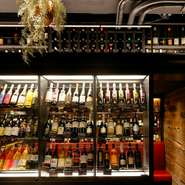 店内で一際目を引くワインセラーにはイタリア産を中心に、100種類以上のワインを用意。掲載中のオススメナチュラルワインほか、さまざまなワインを取り揃えております。ラインナップはお店にてご確認を。