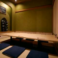 座敷で味わうフレンチとワイン。掘りごたつタイプの個室も完備