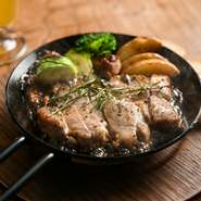 岩手県八幡平市に醸造所を持つ【暁ブルワリー】の旗艦一号店。日本の風土に合う自社ビールとのペアリングが楽しい料理が充実し、有機野菜や果物、三陸産の魚介や海藻、有機JAS取得の鶏肉など、食材も粒よりです。