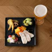 銀座・有楽町エリアでの女子会に人気。ナチュラル＆リュクスな空間、オーガニックビールと有機食材を使った料理が豊富で、本物の食の贅沢を楽しめます。季節の果物を使ったビールなど、初めて出合う美味もいっぱい！