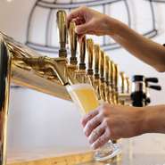 ゆっくり憩えるカウンター席があり、一人飲みを楽しむゲストも多数。ずらりと並ぶビールタップ、ドラフトビールが注がれる光景など、臨場感も格別です。気構えなく楽しめる雰囲気なので、一人でふらりとどうぞ！