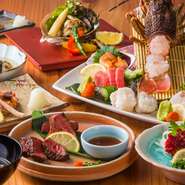 全国の上質な魚介が集まる豊洲から厳選して仕入れる活魚を中心に使用。イカやアジ、サバ、フグ、九州直送のアラ（クエ）など鮮度にこだわった料理をご堪能いただけます。お時間をいただきますのでご注文はお早めに。