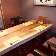 全60席の店内は全て個室。洗練された造りで、テーブルは全室一枚板。ゆとりのある贅沢な空間です。2名様専用個室、2～4名様用の個室、4～6名様用の個室、6～8名様個室、繋げて最大16名まで座れる個室もございます。