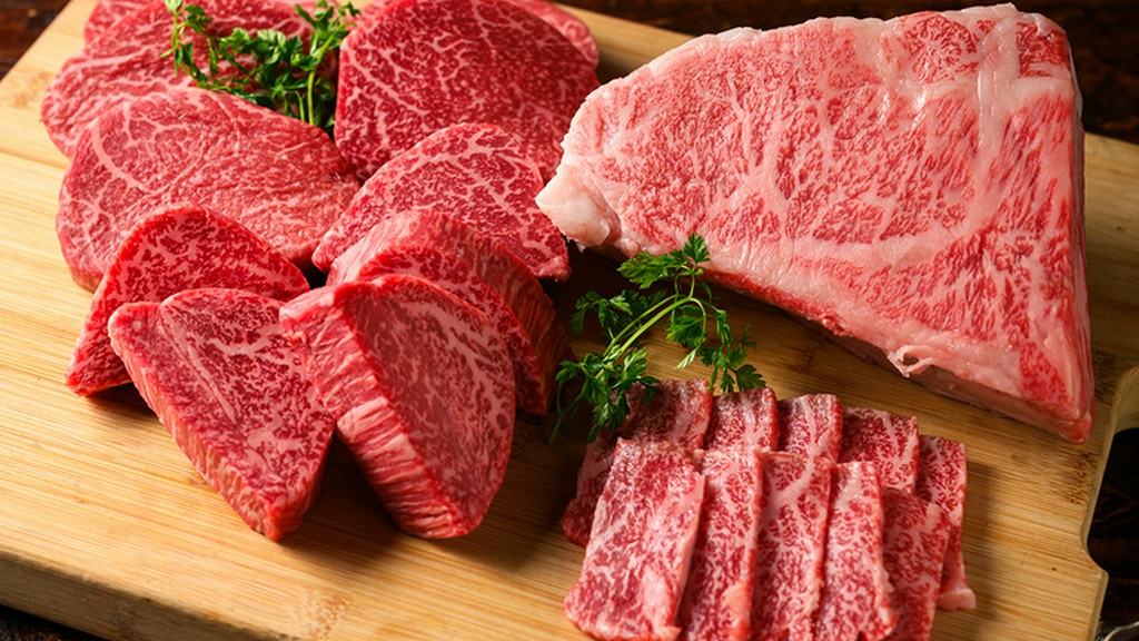 一頭買いをせず部位を見極めた和牛や、店主自ら買い付ける魚介