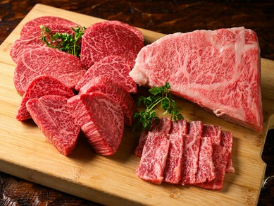 一頭買いをせず部位を見極めた和牛や、店主自ら買い付ける魚介