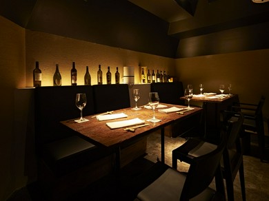 六本木駅徒歩1分の好アクセス。ビルの6階に佇む寛ぎの空間