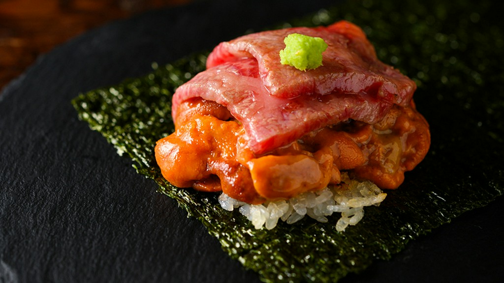 口の中でとろけあう『極上生ウニと最高等級黒毛和牛サーロインの手巻』