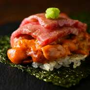 2010年にはお店の人気の味わいになっていたシェフ自慢の逸品。生ウニと黒毛和牛サーロインのおいしさが、絶妙なハーモニーを生み出します。海苔とウニの間にある、鉄板でパリッと焼いたおこげご飯がアクセントに。
