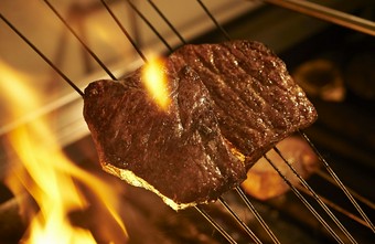 鉄板焼とはひと味違うおいしさの「炭焼」料理も愉しんで