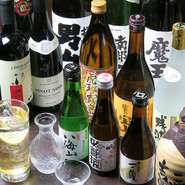 希少な焼酎や日本酒を多数取り揃えています！串焼きと相性抜群な焼酎と日本酒を、ぜひご堪能ください。（380円～）