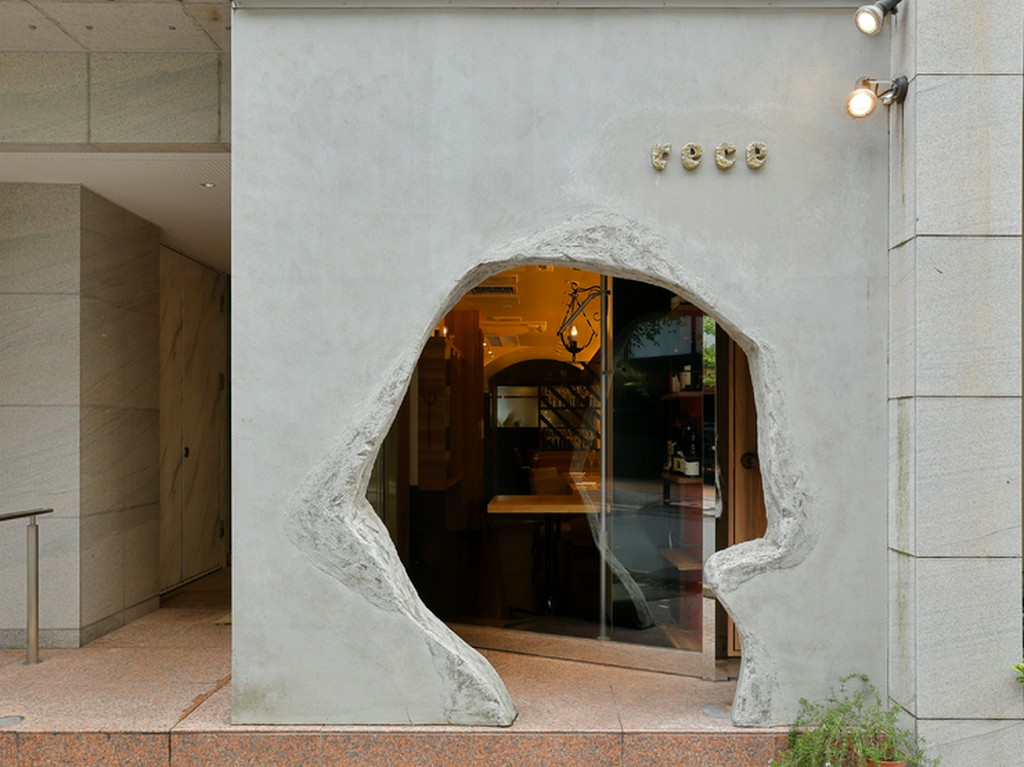 洞窟のような入口の奥に大人のための美味＆憩いの空間が佇む