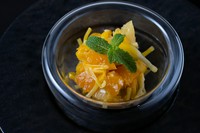 前菜はすべて野菜を使ったもの。ノカンゾウの花のつぼみに、ビタミンたっぷりのポンカン、タンカンなどの季節の柑橘とショウガを合わせ、さっぱりと仕上げている。すべての料理において、化学調味料は一切使わない。