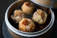 貝柱と牡蠣の焼売は、なんと皮が油揚げ。「湯葉を使ったりもしてみたけれど、少し乾燥させた油揚げがいちばんおいしい」と五十嵐シェフ。もう一つは、みんなが大好きなエビチリを閉じ込めた焼売で、満足感も抜群。