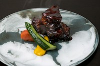 「脂っこいイメージの酢豚を、あらかじめ角煮にすることで余分な脂を落としてトロリと仕上げました」というシェフの自信作は、手間を惜しまない人柄をよく表した一皿。中国の鎮江酢で戻したドライマンゴーを添えて。