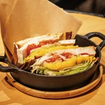 低温調理でジューシーに柔らかく仕上げた鶏むね肉と
フレッシュなトマトレタス・チェダーチーズとそれぞれの食材の旨みと甘味が絶品です。