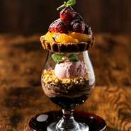  魅惑の食べる宝石箱季節のフルーツタルトパフェ旬のフルーツを使用した人気のタルトパフェです。『ショコラストロベリーパフェ』季節によって旬の食材が変わります。12月～3月限定