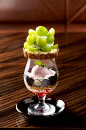 【シャインマスカットフェアー】魅惑の食べる宝石  エメラルドシャインマスカットタルトパフェ