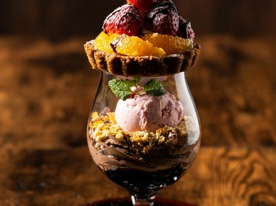 Xmas【苺フェアー】魅惑の食べる宝石　季節の夜パフェ　ショコラストロベリータルトパフェ