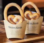 自家製生地を毎日練り　外側カリカリサクサク、中フワフワ食感にじっくり揚げたチュロスに
甘いシナモンシュガーを掛けた　1日限定の人気のチュロス
コーヒーや抹茶ラテとの相性抜群の逸品です