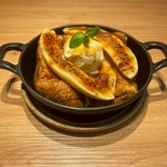 絶妙な火入れ加減により外は香ばしく、中はしっとりジューシーに焼き上げ仕上げたローストビーフにシェフ秘伝のタレを絡め、アクセントに粒マスタードを。
人気のホットサンドです。