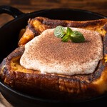 照り焼きチキンをたっぷり使用したホットサンド
照り焼きソースとマヨネーズがゆで卵とレタスとの相性抜群の逸品です