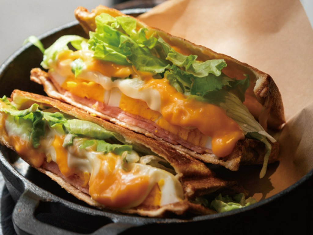 ハム・たまごチーズのホットサンド