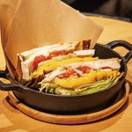 低温調理でジューシーに柔らかく仕上げた鶏むね肉と
フレッシュなトマトレタス・チェダーチーズとそれぞれの食材の旨みと甘味が絶品です。