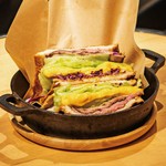 絶妙な火入れ加減により外は香ばしく、中はしっとりジューシーに焼き上げ仕上げたローストビーフにシェフ秘伝のタレを絡め、アクセントに粒マスタードを。
人気のホットサンドです。