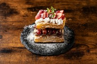 スイーツ季節によってフルーツが変わります。パイ生地とカスタードクリームを重ね合わせて季節のフルーツをふんだんに使った華やかなホットサンドパイです。