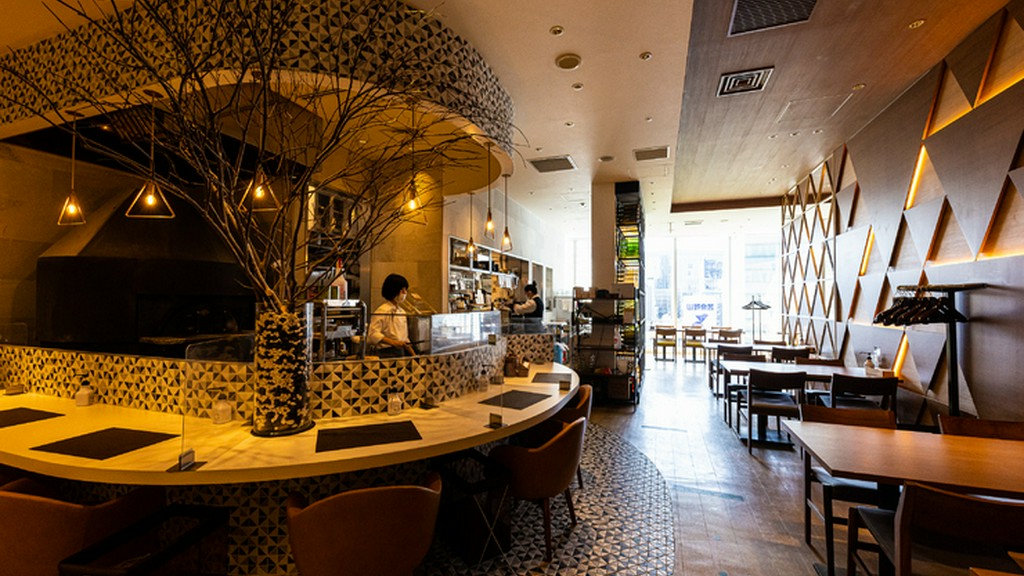 一人で訪れる人も多い、広々としたカウンター席