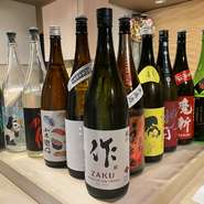 日本酒は定番含め12～13種類をご用意。季節を感じていただけるよう、その時季に美味しいものを取り揃えております。