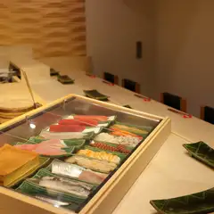 ネタケースに鎮座しているのは、店主が目利きした旬の魚介