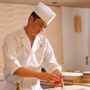 肩の力を抜いて食事をしてもらえるような接客を心がけ、緊張感を解きほぐしていくことを大切にしています。「質問やリクエストがあれば、気軽に話しかけてください」と話します。