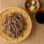 およそ半世紀前に創業して以来、職人たちの間で守り続けられてきた「戸隠蕎麦」は、ざる蕎麦・かけ蕎麦の2種を用意。喉ごしの良さと豊かな香りは、「鶏焼き」後もぜひ味わっていただきたい逸品です。