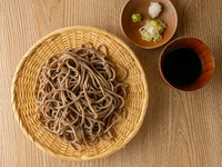およそ半世紀前に創業して以来、職人たちの間で守り続けられてきた「戸隠蕎麦」は、ざる蕎麦・かけ蕎麦の2種を用意。喉ごしの良さと豊かな香りは、「鶏焼き」後もぜひ味わっていただきたい逸品です。