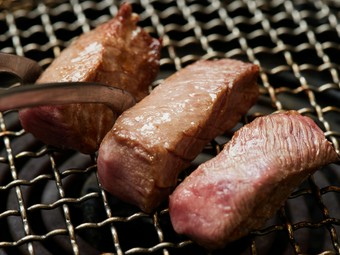 噛むほどに感じる旨み『極上厚切タン塩』