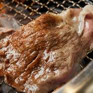 軽く炙るだけで香りが立ち上がるサーロインの焼きしゃぶは、脂の甘みと赤身のコクが絶妙。口に入れた瞬間に広がる上質な旨みに、おろしポン酢のアクセントが加わることで、A5「佐賀牛」の旨みを実感できます。