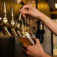 ・暁ブルワリー東京ラボ醸造ビールがただいまSサイズ一杯550円(Lサイズは990円)でご用意しております。※定価はSサイズ880円～Lサイズ1430円～、ともに税込価格
この機会にぜひ東京ラボのビールを味わってください！