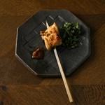 日本で唯一の有機JAS認定(オーガニック)チキン『つくば鶏』の肉串(炭火焼)。ふっくらと焼き上がった肉串です。
（１本のご提供です）
