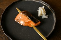 季節の魚の魚串(炭火焼)。西京味噌漬けや塩焼きでご提供致します。
（１本のご提供です）