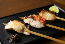 岩手県産里山海の旬の食材を中心に使用した、前菜と名物炭火串焼きのコースです。