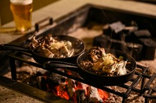 三陸の海の幸・山の幸を用いたお料理と暁タップス名物の養生鍋もついたビールに合うコースメニュー。