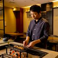 樽から注ぐ自社醸造場のビール、炭火焼や鍋などの料理とも、ベストな味わいと温度になるよう丁寧な仕事を徹底。炉端焼きのライブ感を届けつつ、程良い距離感での会話など、ゲストに寄り添う接客を大切にしています。