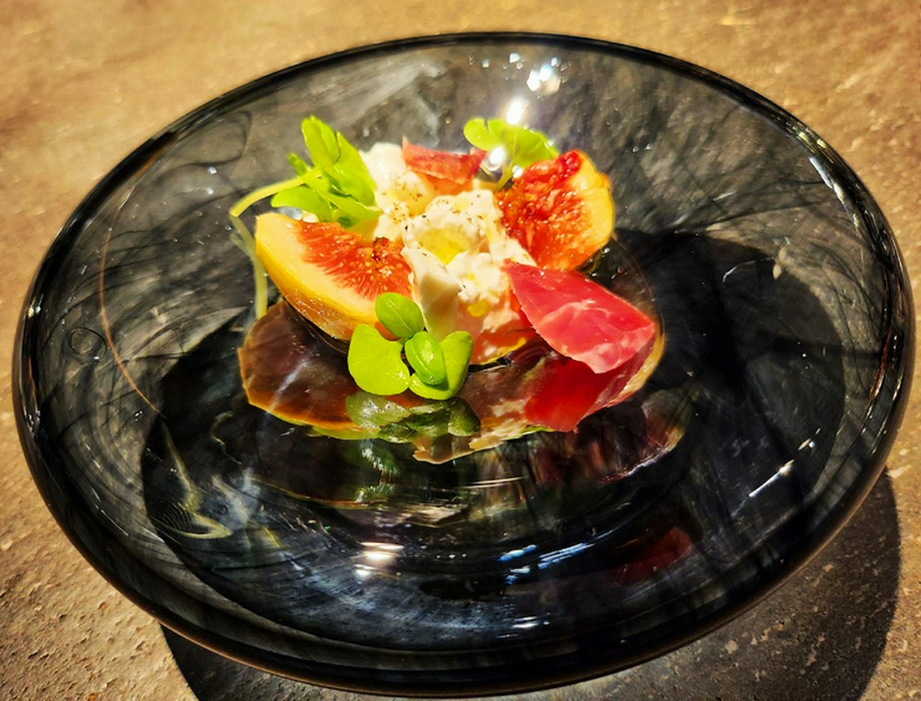 旬のフルーツ　ブラータチーズ　生ハムのカプレーゼ仕立て